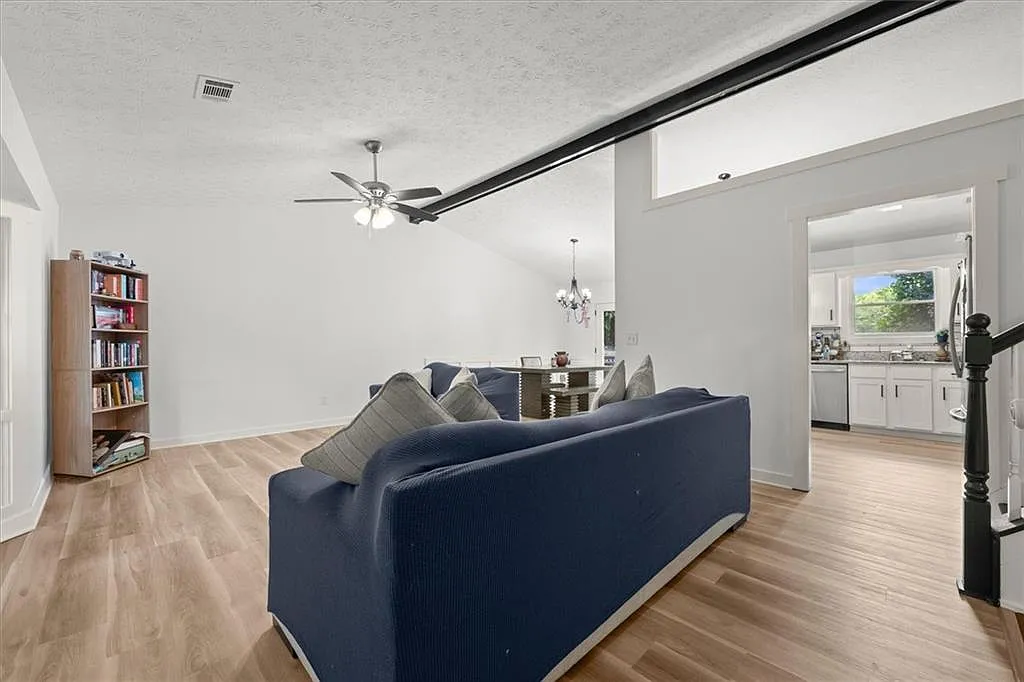 3 bed, 3.0 bath, 1841 sqft, $2,850 — Photo 2