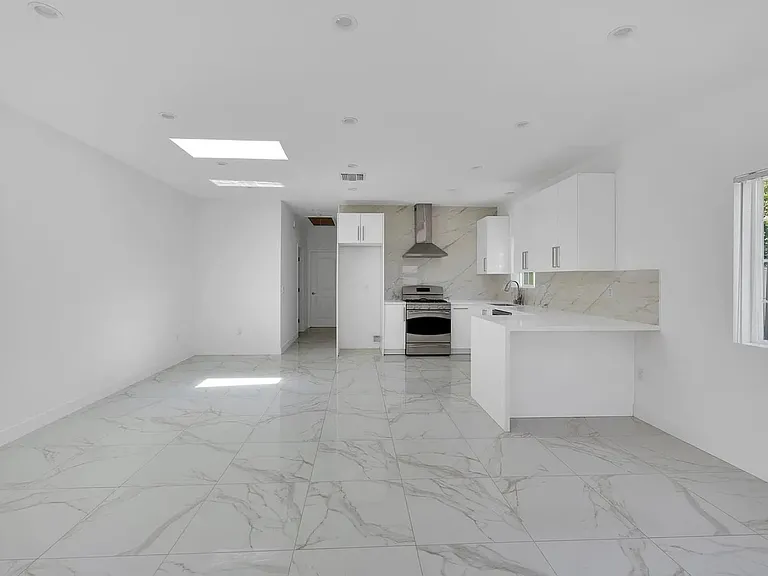 634 E Valencia Ave — Photo 4