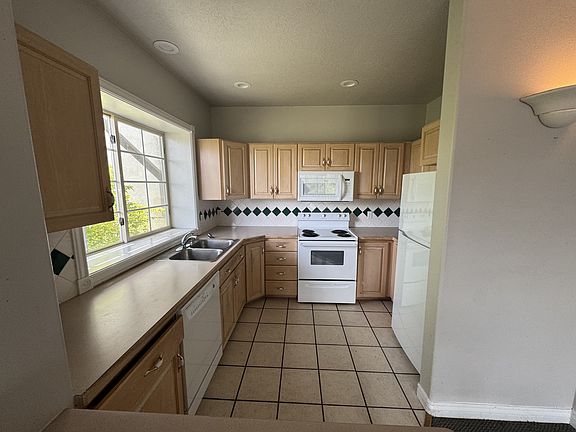 4th image of 340 Rainbow Ln #1