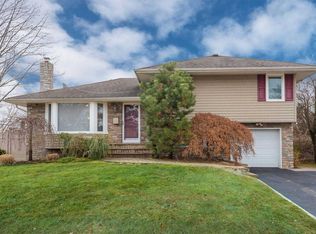 17 Deer Path Ln, Syosset, NY 11791