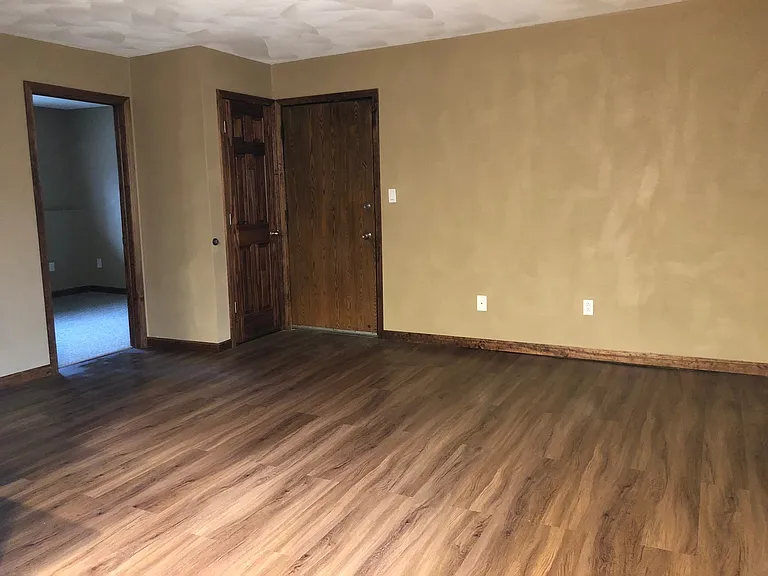 427 E Main St — Photo 3