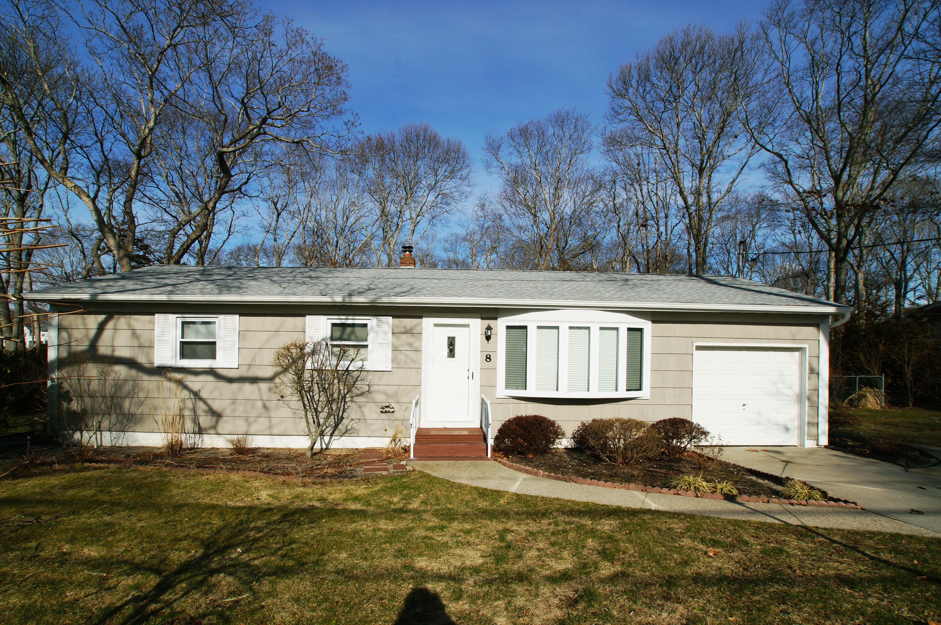 8 Cottage Ln in Hampton Bays Out East