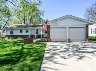 560 Walnut Ln, Elk Grove Village, IL 60007