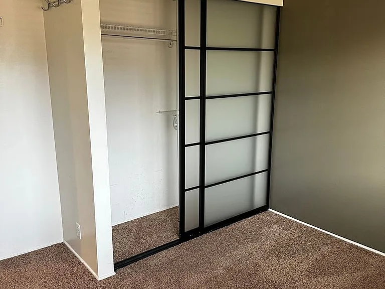 1102 E Sleepy Hollow Ln — Photo 19