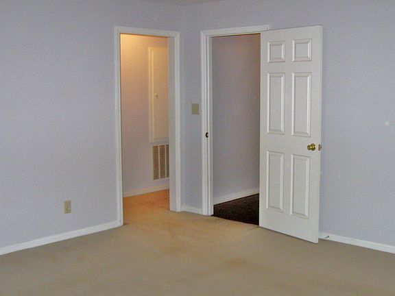 Great room to foyer/bedrooms