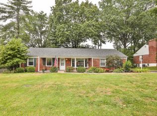949 Newport Ln, Ballwin, MO