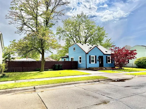 21732 Rosedale St, Saint Clair Shores, MI 48080