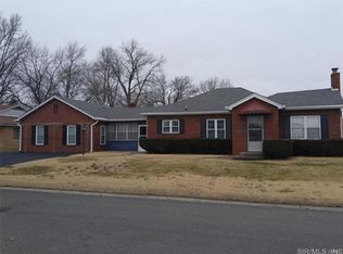 704 Enos Ln, Godfrey, IL 62035