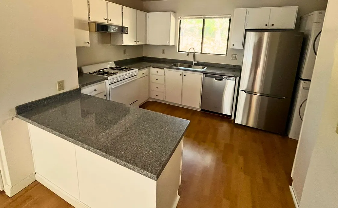 1205 Rebecca Ln — Photo 3