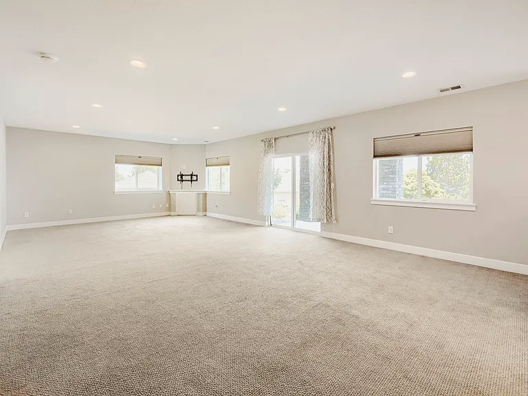687 Easton Ct — Photo 30