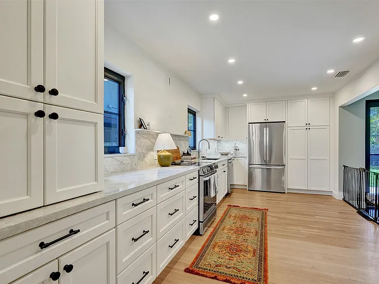 807 SW 18th St — Photo 7