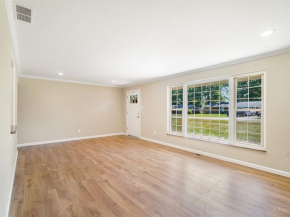 3rd image of 892 Hawthorne Dr
