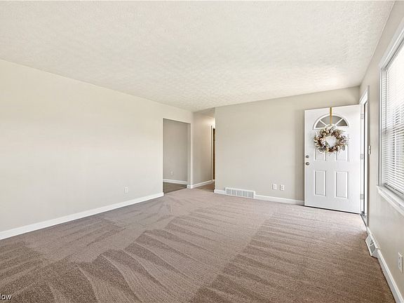 5th image of 472 Columbine Ave