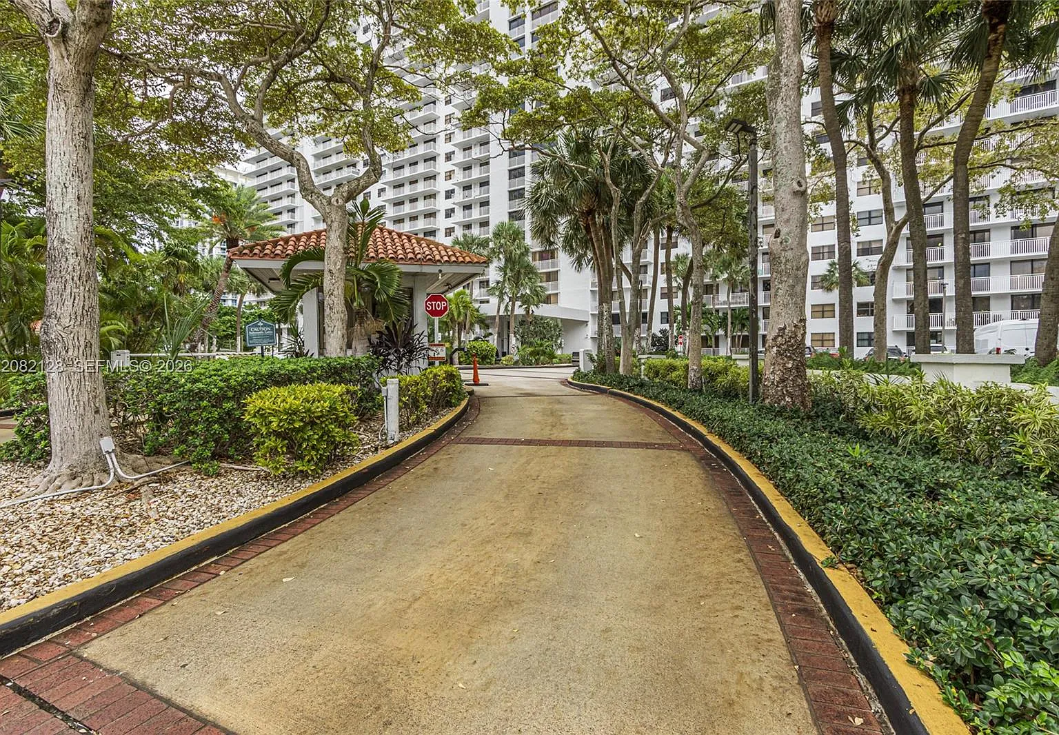 Winston Towers 600 Condo — Photo 2