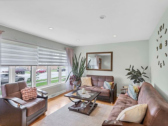 3rd image of 7008 W Montrose Ave