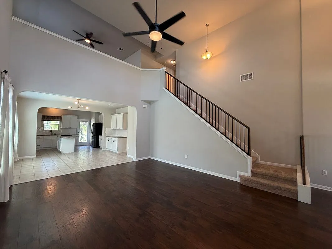 3 bed, 2.5 bath, 2117 sqft, $2,500 — Photo 3