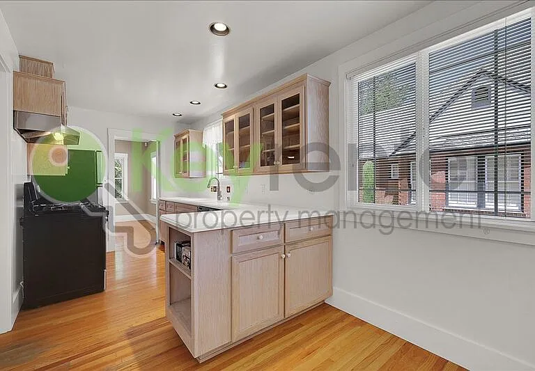 2933 27th St — Photo 15