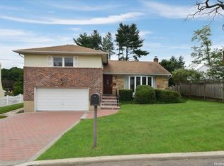 26 Briarwood Dr, Glen Cove, NY 11542