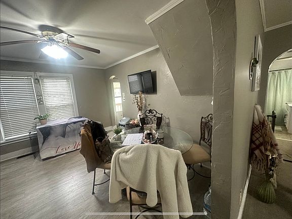 4th image of 225 E Elm St