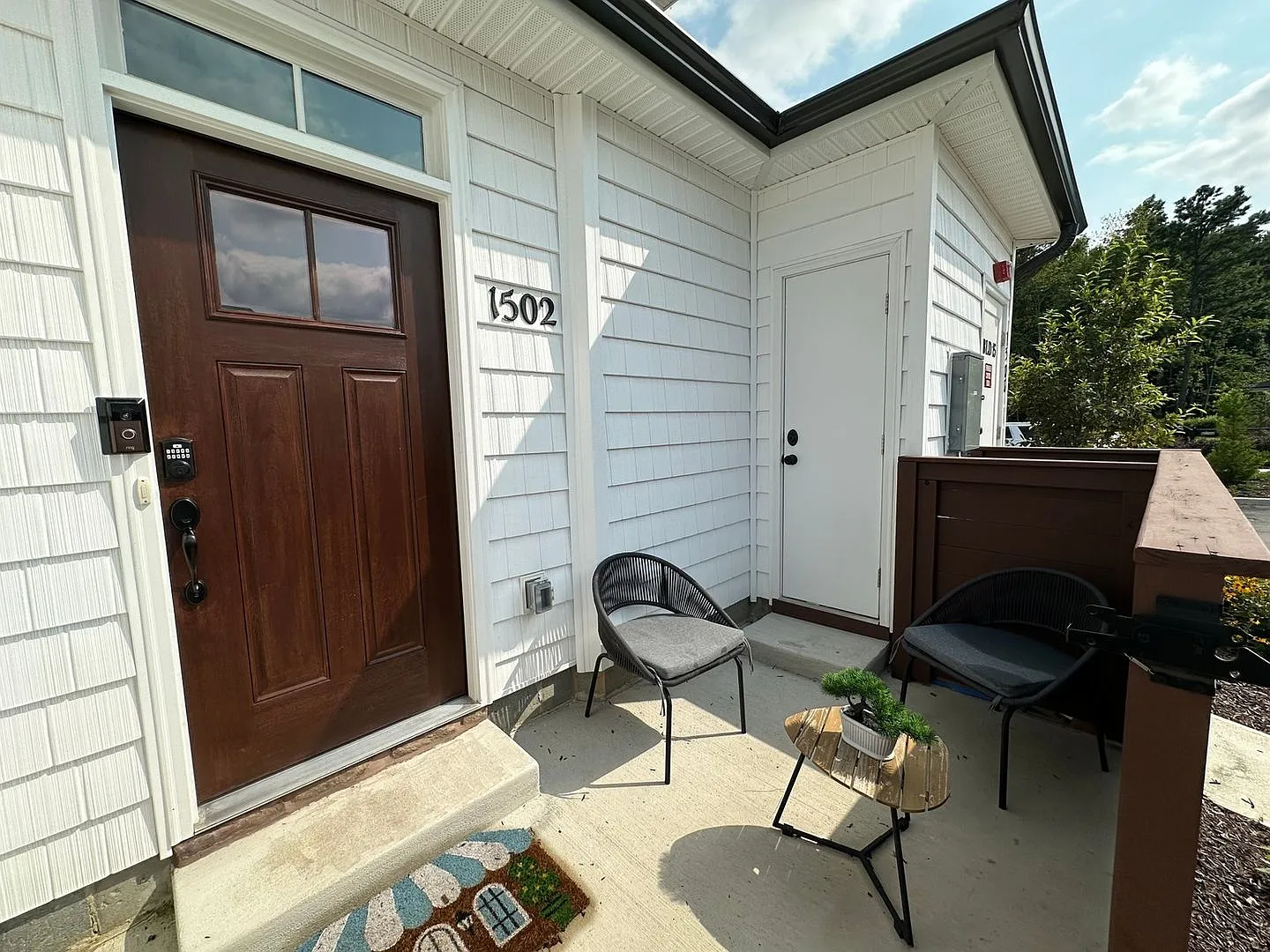 Spacious 2BR+Den Condo with Resort-Style Amenities — Photo 4