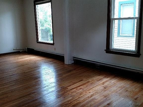 5th image of 409 Olive St