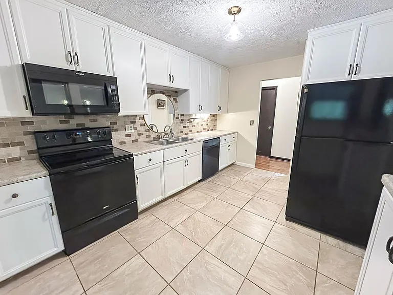 1642 Hillside St — Photo 9