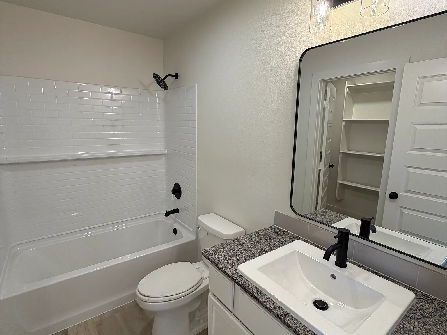 3 bed, 1100 sqft, $2,100 — Photo 4