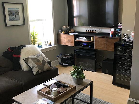 4th image of 2327 Catharine St #2