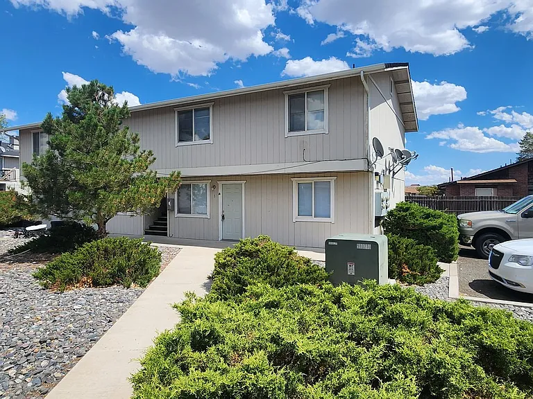 1264 Newlands Dr W — Photo 1