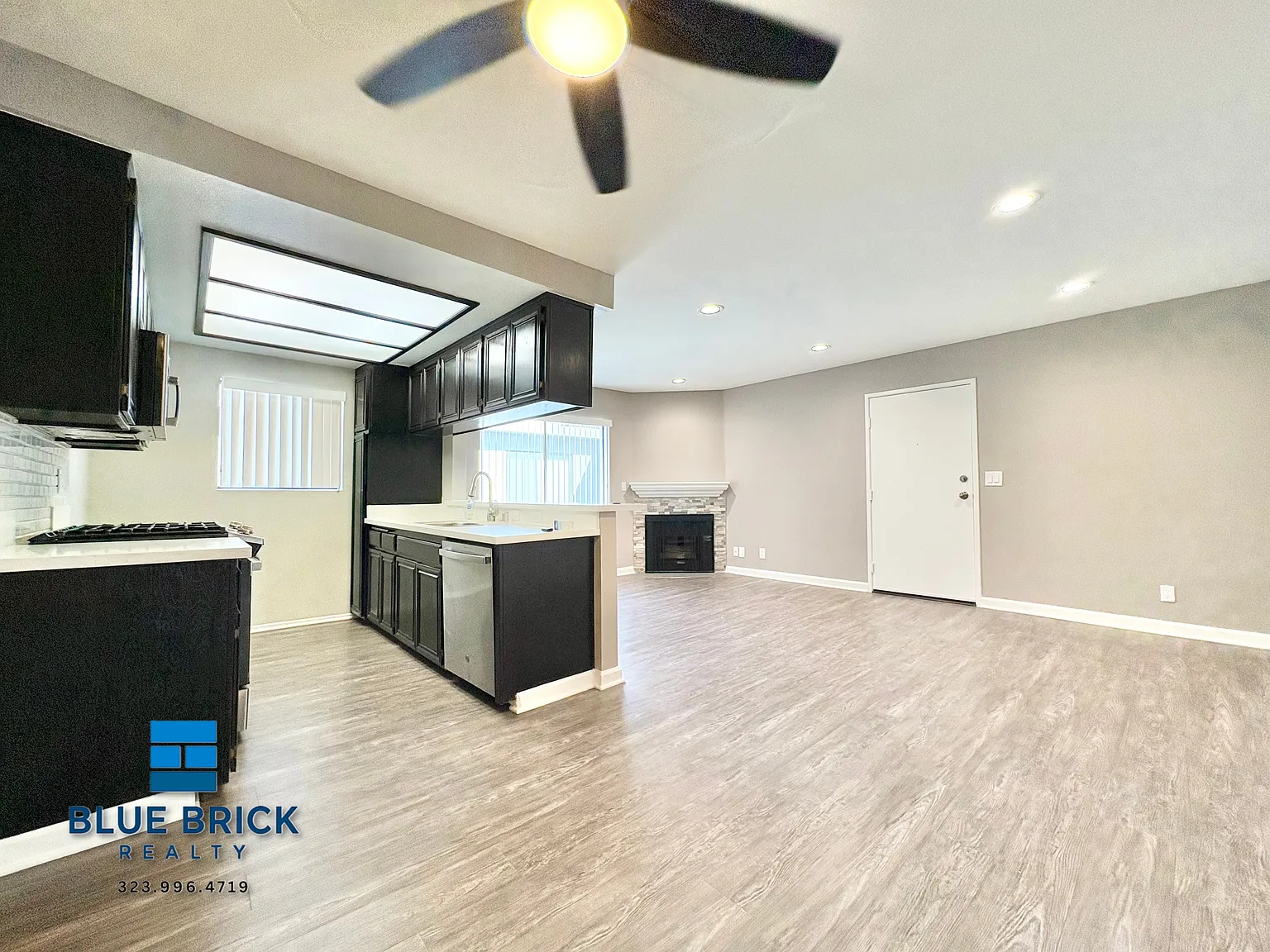 Bright 1-Bedroom with Fireplace & Central A/C in Valley Glen — Photo 2
