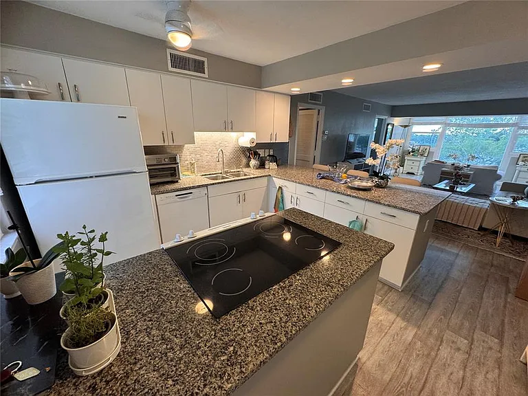 33 S Gulfstream Ave #409 — Photo 3