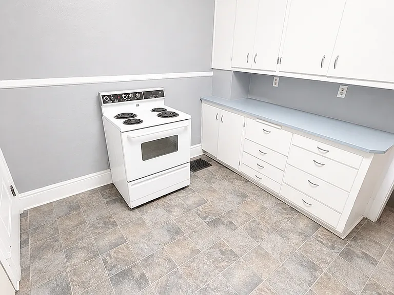 1131 E Fox St — Photo 3