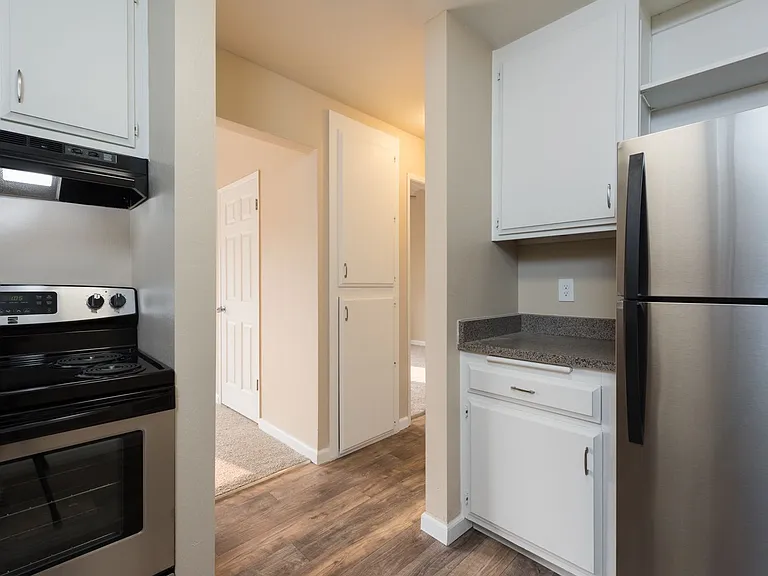 Country Club Apartments — Photo 11