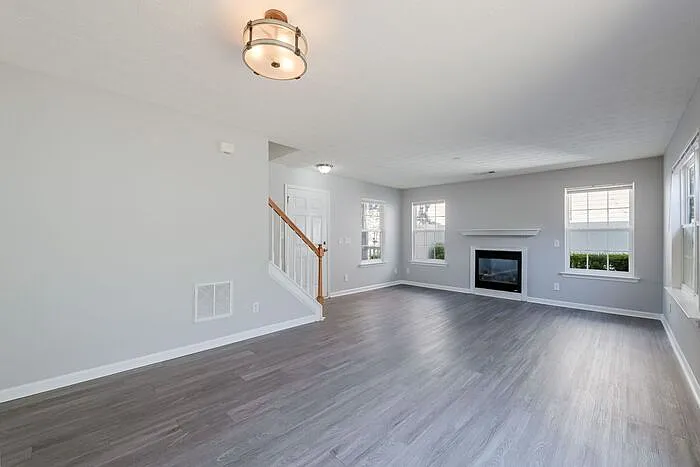 641 W Oaks Dr — Photo 4