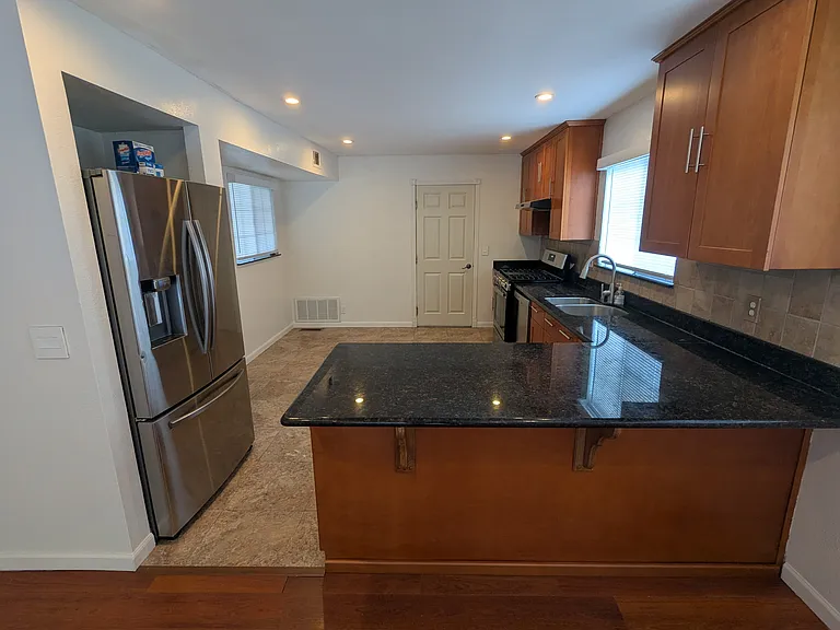 986 Regina Way — Photo 3