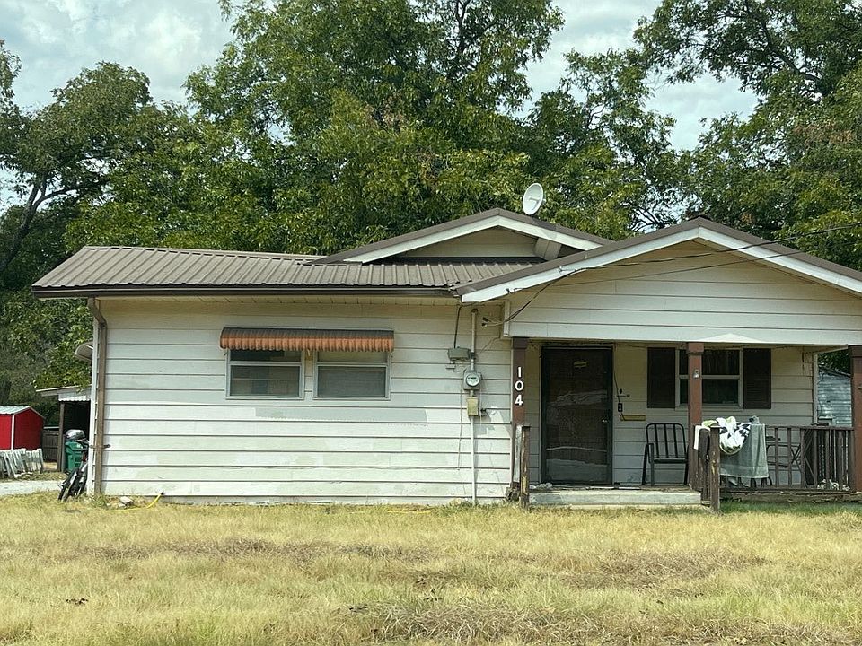 1st image of 104 E Sadosa St