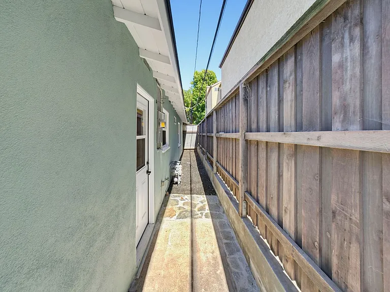 1929 Anaheim Ave — Photo 31