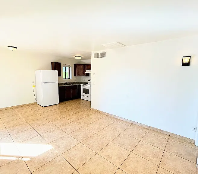 437 E Delano St — Photo 9