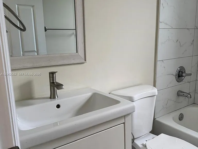 1701 NW 13th Ct — Photo 3