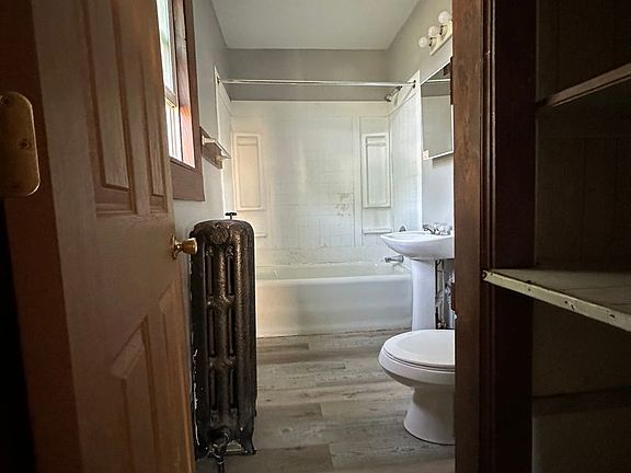 5th image of 637 E 15th St #4