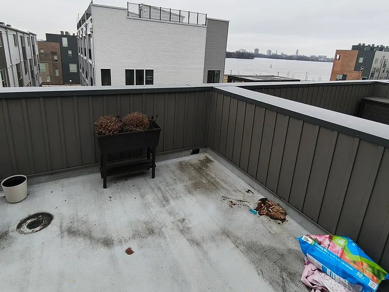2004 Northbank Pl — Photo 33