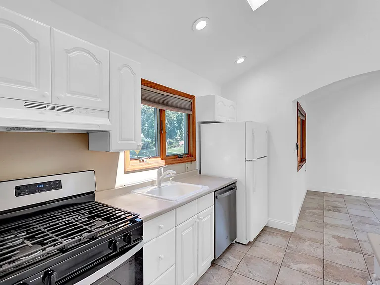 19 Edi Ave — Photo 8