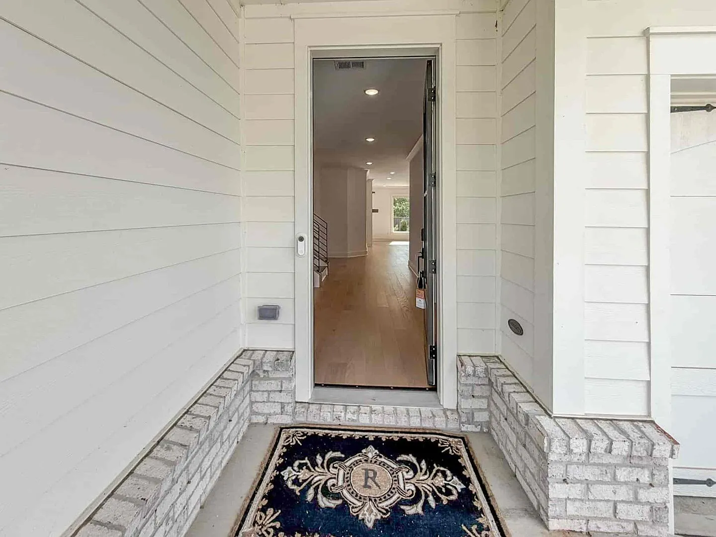 Stunning 3 BR Modern Farmhouse in Marietta - Luxury, Space, and Style! — Photo 3