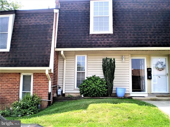 2nd image of 230 King William St #230
