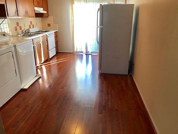 4th image of 929 N Fairlawn Cir E