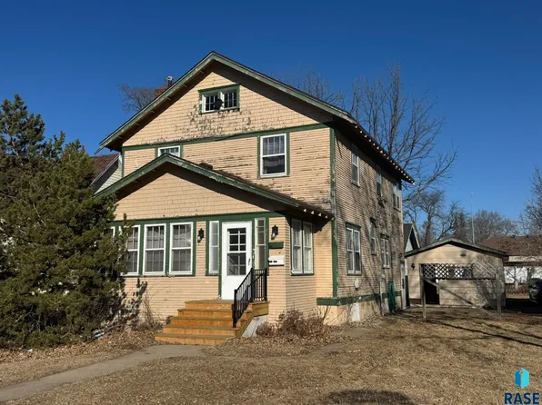 418 NW 1st St, Madison, SD 57042