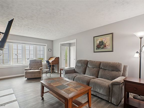 5th image of 11 Meadowlawn Dr Unit 17