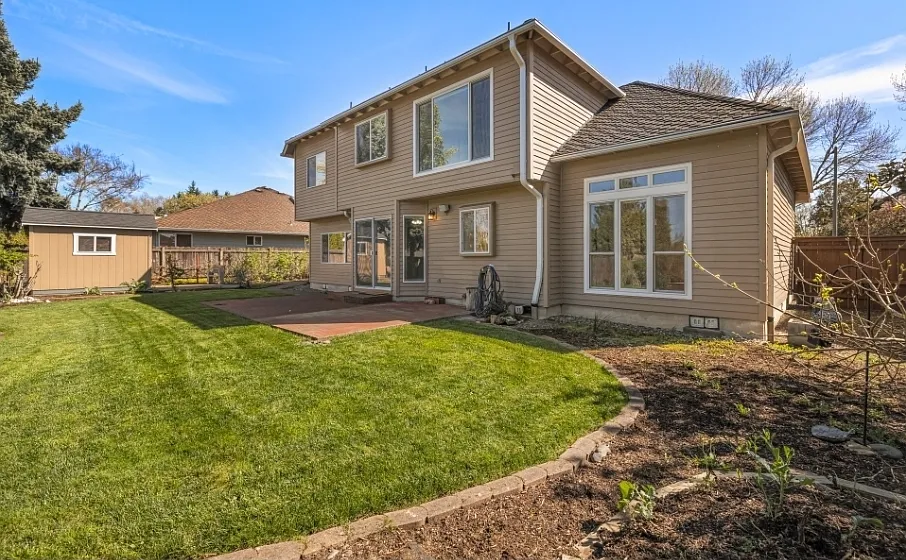 4 bed, 2.5 bath, 2465 sqft, $3,600 — Photo 4