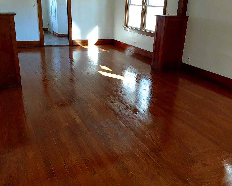2nd image of 711 E 3rd St