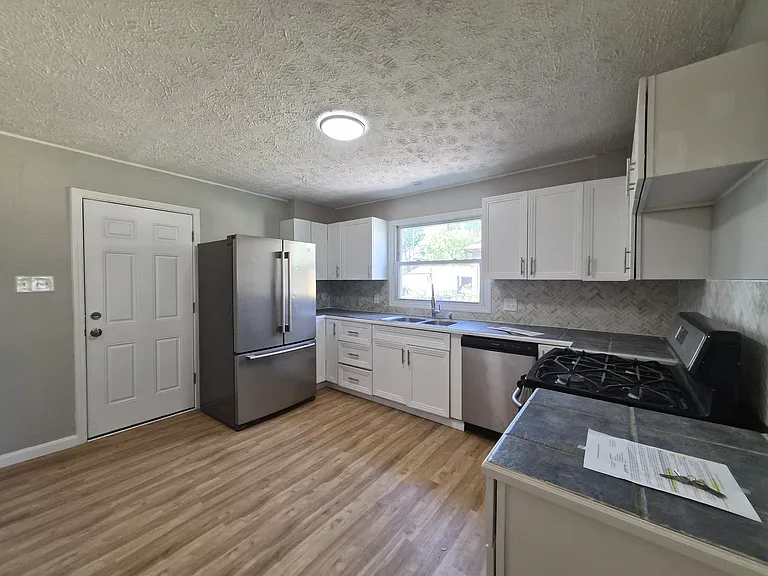 464 Carol Dr — Photo 8